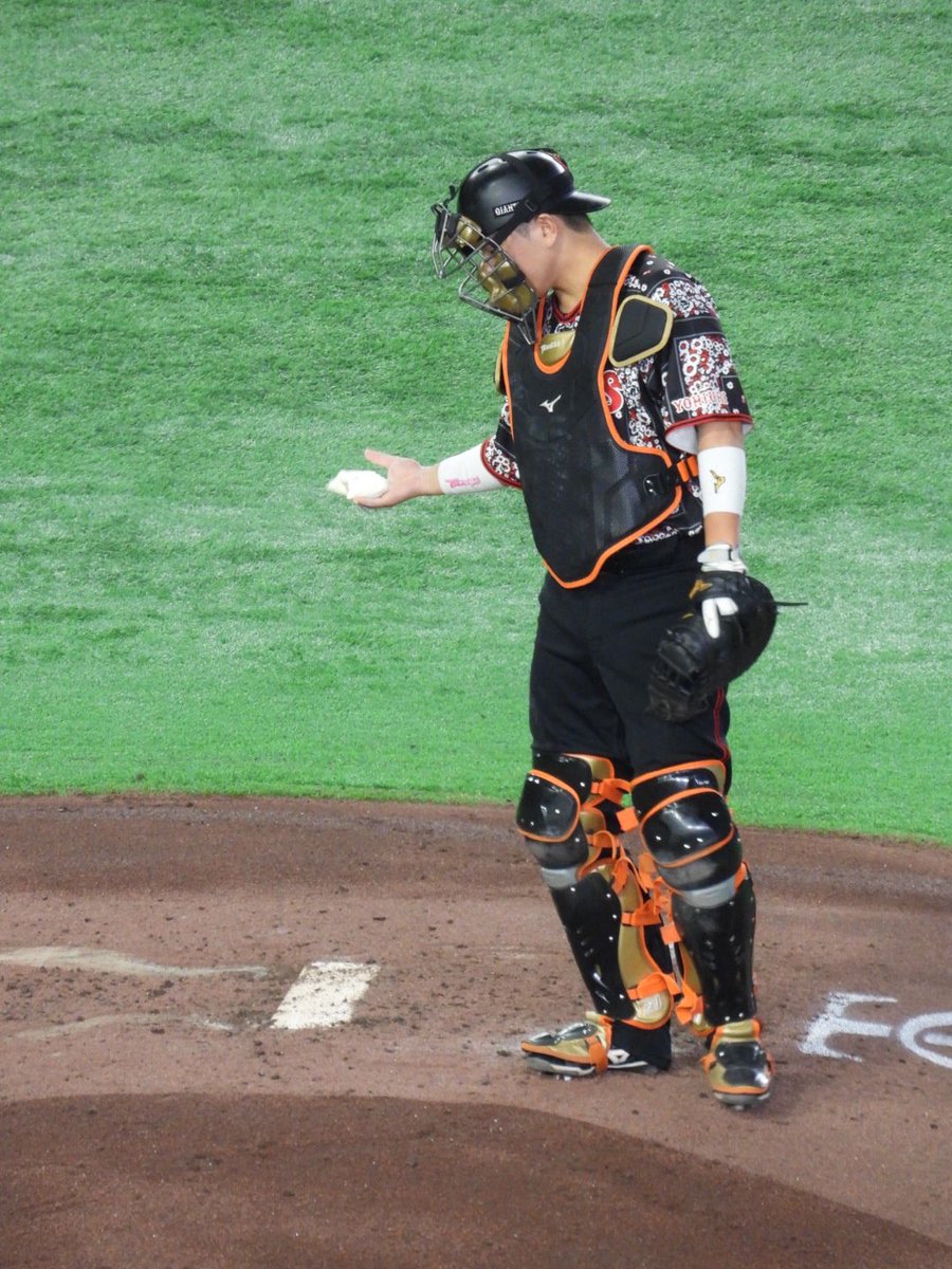 hiyo55_'s tweet photo. 毎年全力で応援してるんだけど、今年は特別な思いがあって。身体とか体調とか、心身の管理とか絶対大変だっただろうけど、強い心と体で、全身全霊で戦い抜いてくれてありがとう😭最後まで全力で応援しますよ…！！！✨

#大城卓三 https://t.co/nxZ4O2mUAC