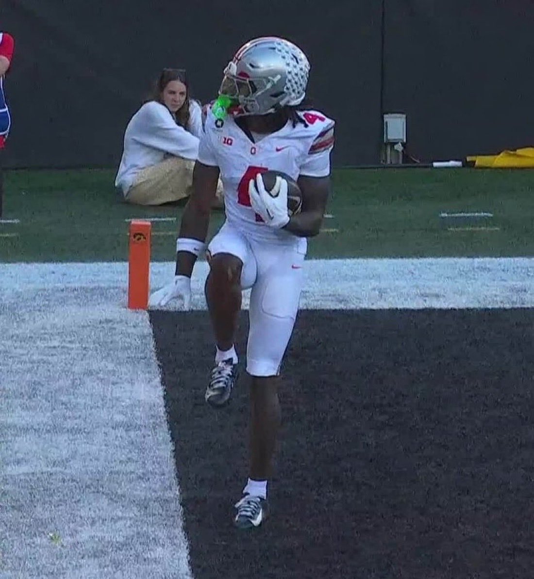 RGIII's tweet photo. Right now the Heisman Trophy is Jeremiah Smith’s to lose. Absolute cheat code.

First 5 Games of the season

-8 catches 151 yards 2 TDS
-8 catches 164 yards 1 TD
-5 catches 85 yards
-12 catches 217 yards. 4 TDS
-11 catches 206 yards 2 TDs https://t.co/d1muVCYHYG