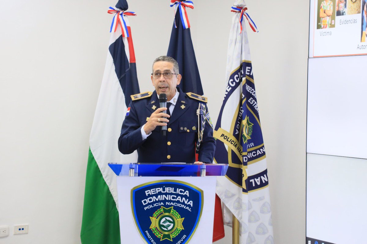 PoliciaRD's tweet photo. Policía captura en Haina autor de robo con violencia contra actor y humorista Kenny Grullón, y recupera pertenencias sustraídas.

El detenido, al ser depurado, posee más de diez registros por distintos delitos, incluyendo amenazas, robo, violencia intrafamiliar, entre otros.

Agentes de la Dirección Central de Investigación (DICRIM) apresaron en Haina, provincia San Cristobal, a un hombre señalado como el autor del robo con violencia perpetrado en la residencia del reconocido actor y humorista Kenny Grullón, ubicada en la Zona Universitaria, Distrito Nacional.

El detenido es Yefry Manuel Jiménez (a) “Babo” y/o “Jefry”, de 30 años, quien fue capturado en atención a la orden de arresto No. 2026-AJ0086136, emitida por un tribunal competente.

De acuerdo con la investigación, el pasado 2 de septiembre el detenido penetró a la residencia de la víctima tras violentar una puerta posterior.

Una vez dentro de la residencia, el ahora detenido amenazó con un objeto punzocortante a la víctima, la amordazó y lo despojó de un teléfono celular iPhone 13 Pro Max, un anillo de oro amarillo y dinero en efectivo.

Durante el operativo, los investigadores recuperaron el anillo de matrimonio y el teléfono celular, pertenecientes a la víctima.

Las labores de búsqueda y captura fueron coordinadas por personal del DICRIM, bajo la coordinación de la fiscal Liyanny del Orbe María, de la jurisdicción del Distrito Nacional.

Prontuario delictivo

Yefry Manuel Jiménez figura con múltiples registros delictivos, incluyendo violencia doméstica contra su esposa y tres hijos, amenazas y agresión, así como por robos con violencia y robo de motocicletas en Los Bajos de Haina, San Cristóbal, Santo Domingo y el Distrito Nacional, incluyendo investigaciones de los años 2020, 2021 y 2024.

En uno de los casos de 2024, cámaras de seguridad lo captaron, según el informe, durante la sustracción de una motocicleta.

📰 Amplíe: www.policianacional.gob.