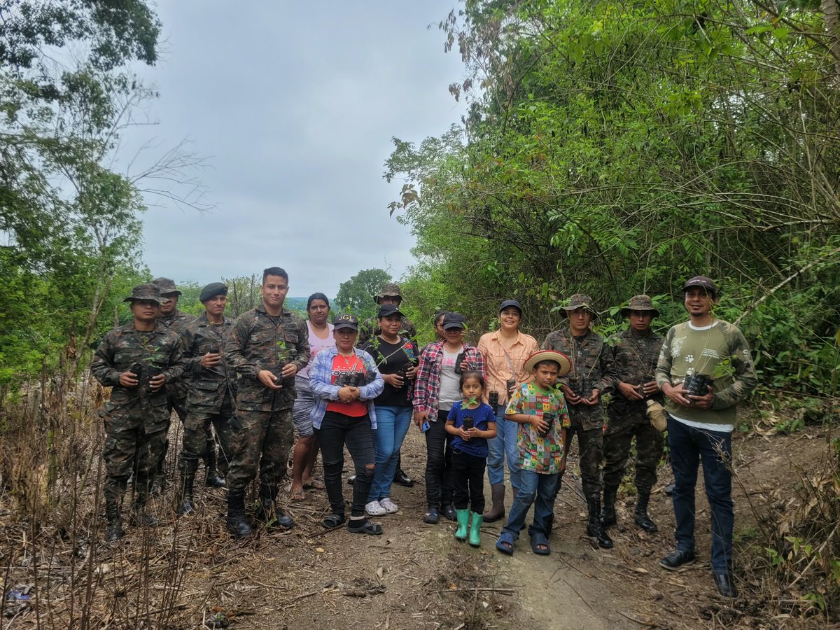 RelCiv's tweet photo. En conjunto con personal de la Aldea el Porvenir, Flores, Petén, se desarrolló campaña de reforestación, coadyuvando a la Protección, Conservación y Mejoramiento del Medio Ambiente.

GUERREROS MILENARIOS

“Con dignidad, respeto y transparencia, defendemos a la Nación” https://t.co/vGUZdIfRNq