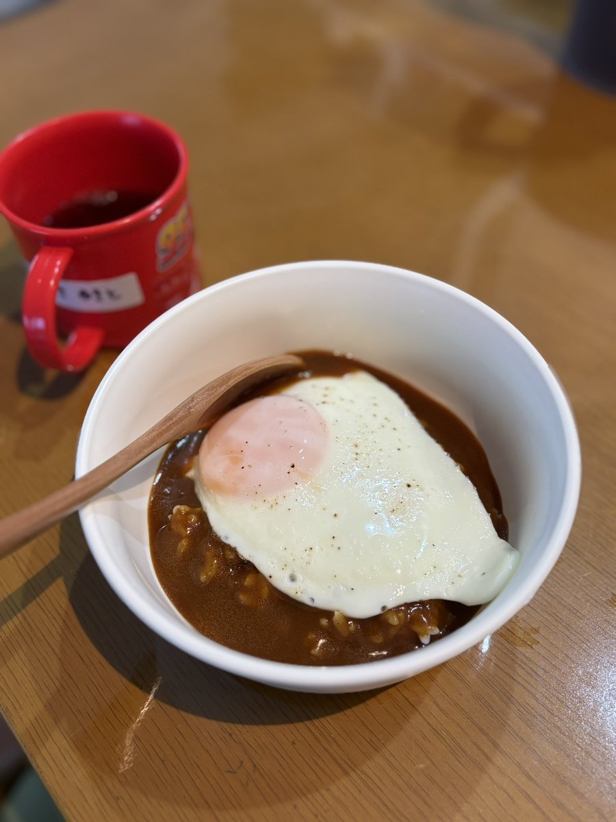 amatou__papa's tweet photo. レトルトカレーに目玉焼き🍳

たまには、そんな朝食ありですよね☺️

シメのデザートはみかんの缶詰🍊

⚠︎娘はカレーの上に目玉焼きを乗せないでくれとの事です。 https://t.co/ZdJjoFbnZU