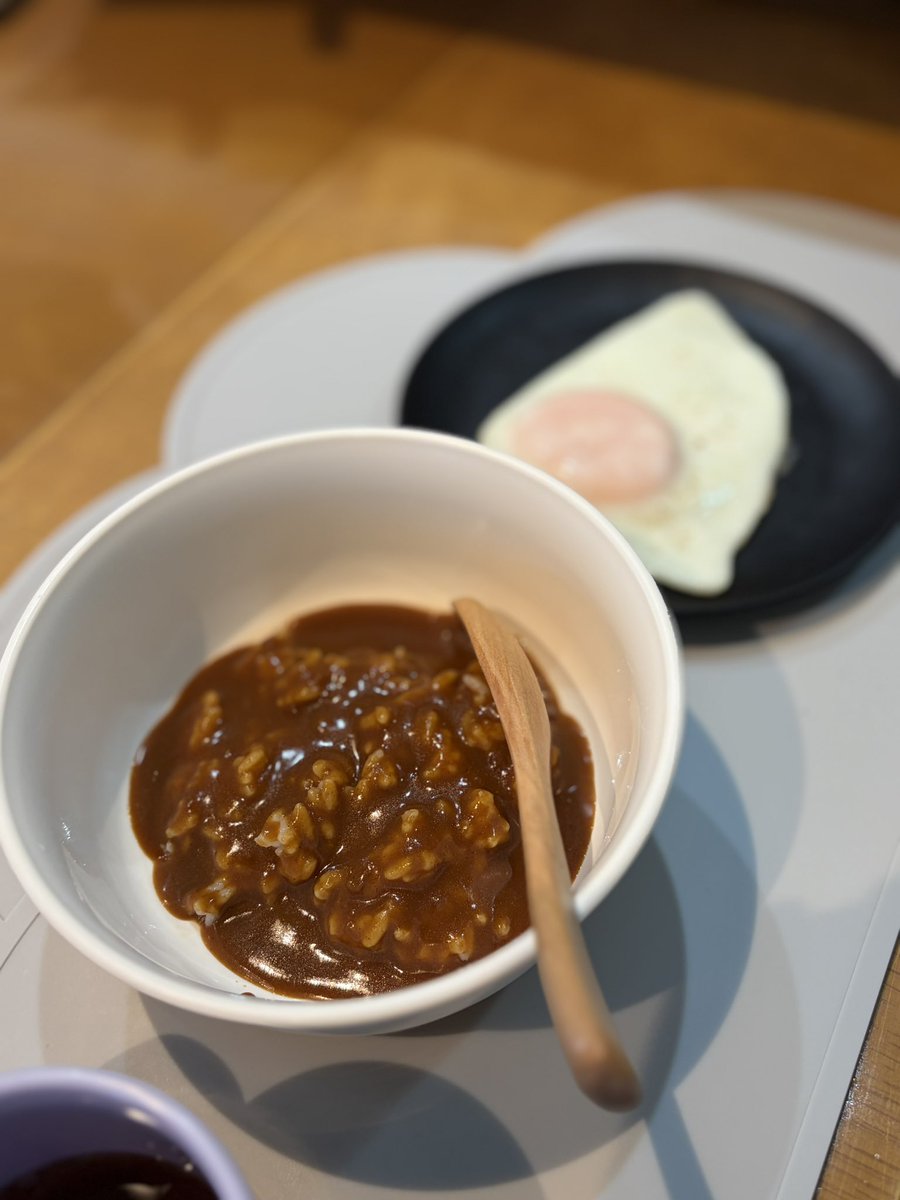 amatou__papa's tweet photo. レトルトカレーに目玉焼き🍳

たまには、そんな朝食ありですよね☺️

シメのデザートはみかんの缶詰🍊

⚠︎娘はカレーの上に目玉焼きを乗せないでくれとの事です。 https://t.co/ZdJjoFbnZU