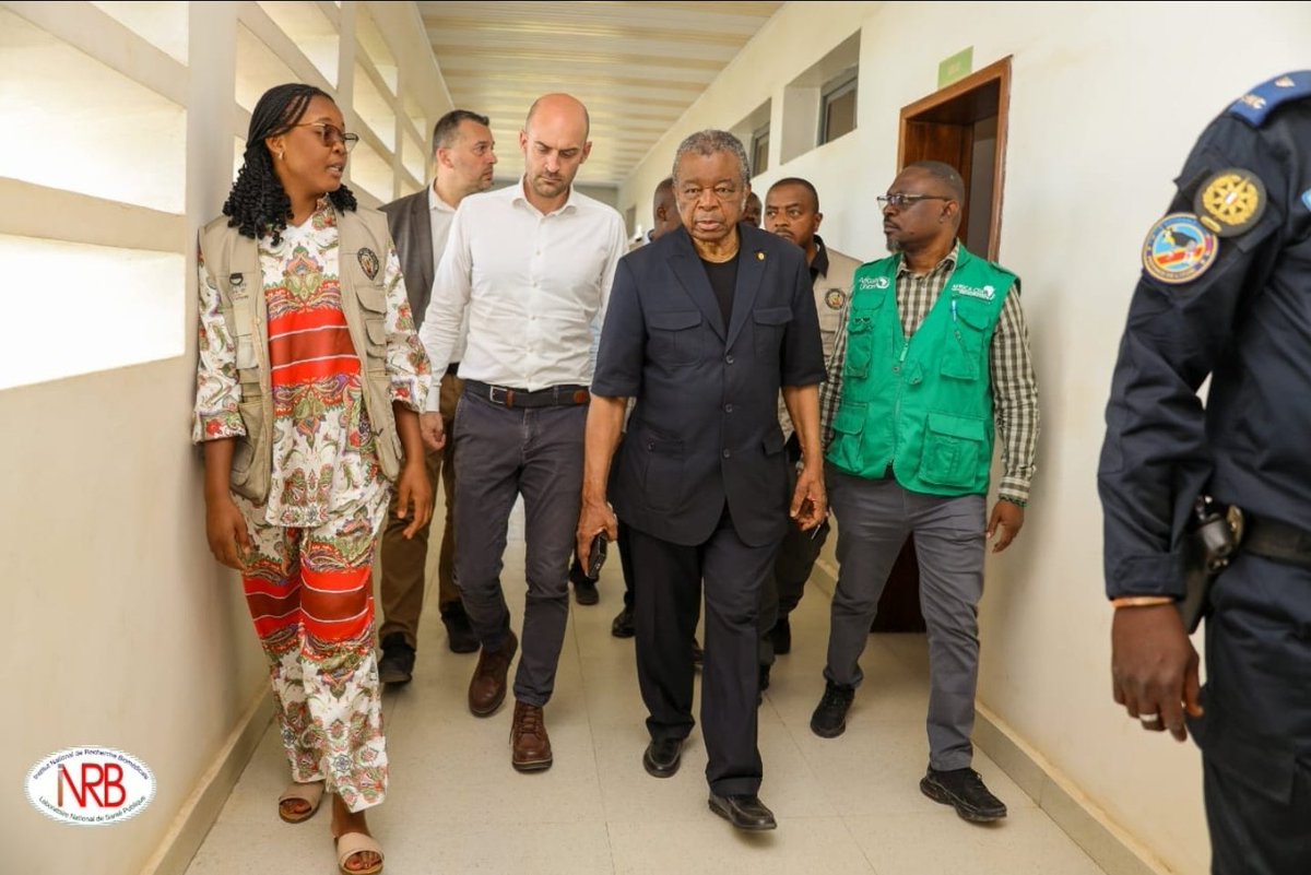 KalonjiTV's tweet photo. *#RDC🇨🇩-#FRANCE🇫🇷:*
Ce 3 octobre, le Prof. Muyembe Tamfum (DG de l’#INRB/#Kinshasa) est arrivé à #Bunia aux côtés de Jean-Noël #Barrot, ministre français de l’Europe et des Affaires étrangères.
La délégation a visité :
• Le Centre de traitement d'#Ebola (#CTE) de #Rwampara.
• Le Laboratoire provincial de santé publique de l’#Ituri.
Une séquence clé pour renforcer la coopération sanitaire et la réponse aux urgences de santé publique.