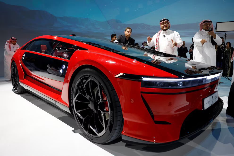 AutosyMas's tweet photo. Arabia Saudita busca entrar al mercado de la electrificación con su nueva marca “Ceer”, que presentó el Exobot en versiones sedán y SUV. Ambos modelos ofrecerán hasta 850 hp, 1,000 Nm de torque y 670 km de autonomía.
#Ceer #Exobot #AutosEléctricos #ArabiaSaudita https://t.co/zIy6HWUHqd