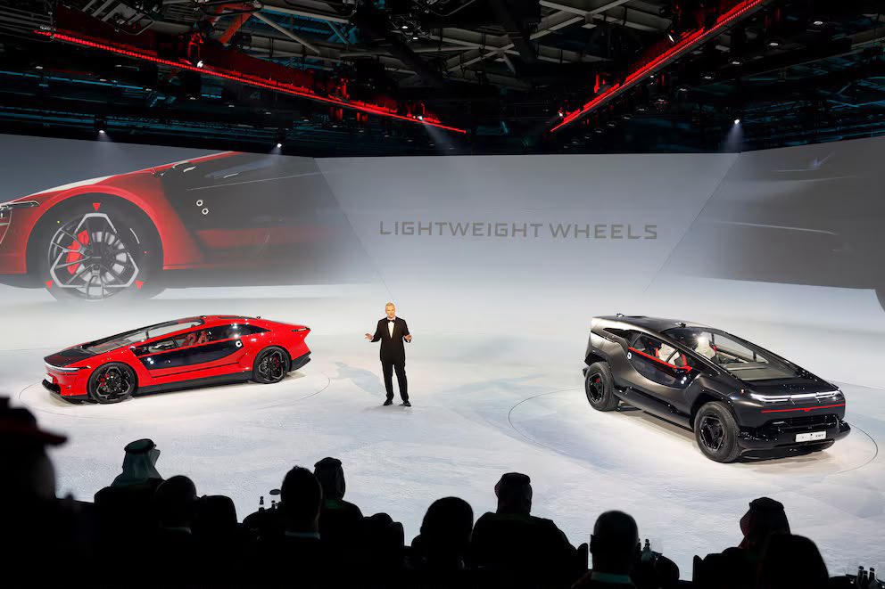 AutosyMas's tweet photo. Arabia Saudita busca entrar al mercado de la electrificación con su nueva marca “Ceer”, que presentó el Exobot en versiones sedán y SUV. Ambos modelos ofrecerán hasta 850 hp, 1,000 Nm de torque y 670 km de autonomía.
#Ceer #Exobot #AutosEléctricos #ArabiaSaudita https://t.co/zIy6HWUHqd