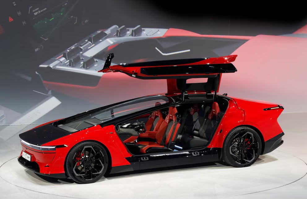 AutosyMas's tweet photo. Arabia Saudita busca entrar al mercado de la electrificación con su nueva marca “Ceer”, que presentó el Exobot en versiones sedán y SUV. Ambos modelos ofrecerán hasta 850 hp, 1,000 Nm de torque y 670 km de autonomía.
#Ceer #Exobot #AutosEléctricos #ArabiaSaudita https://t.co/zIy6HWUHqd