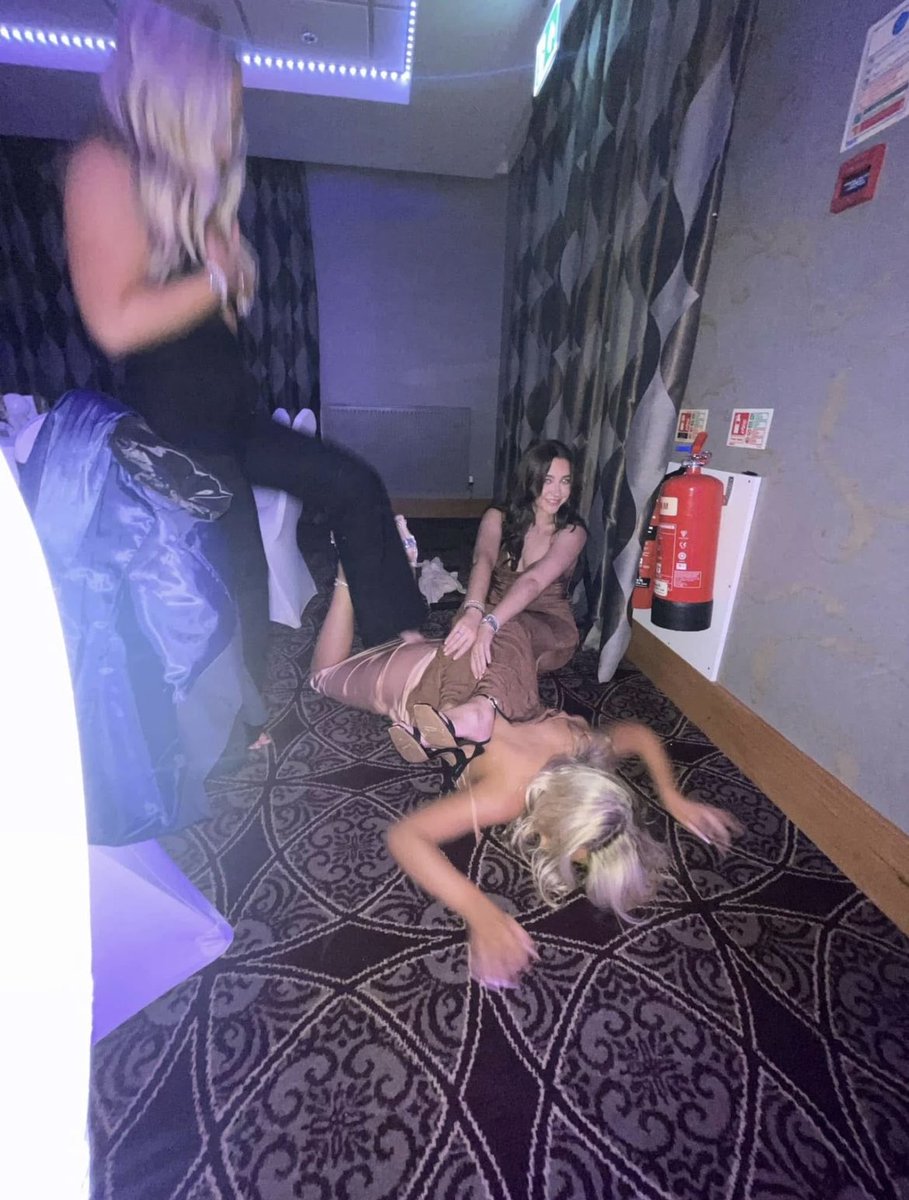 erinb2003x's tweet photo. Had a great night with the best people🫶🏻 https://t.co/WsXAYmiQn0
