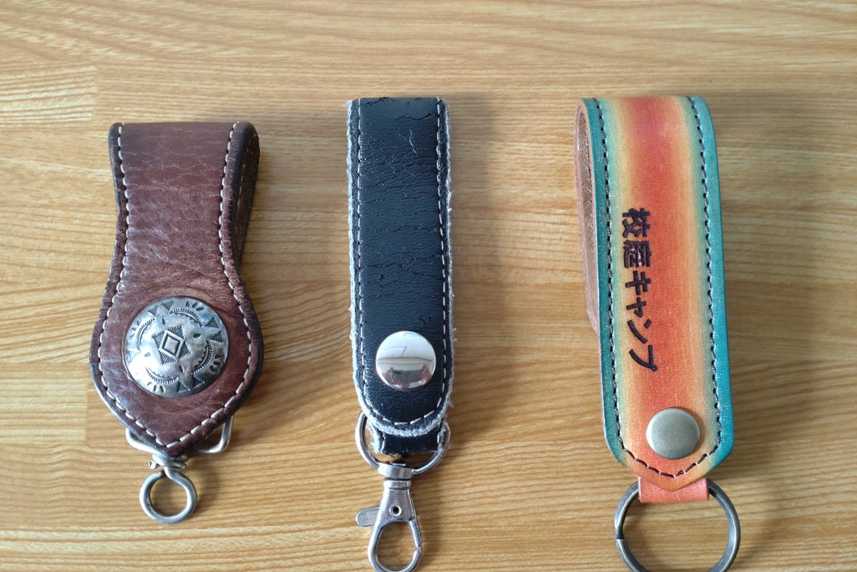 aries_worker's tweet photo. 家の鍵付けてた100均キーホルダーが加水分解してきたので校庭キャンプで買ったキーホルダーに交換。
家にあった、昔ハンズで材料買って組み合わせたやつでもよかったんだけど銀って黒ずむの早くて、磨くのなんか手間なんで。
昔銀アクセ流行った時期あったんだよなあ https://t.co/xgLTIwTkaP