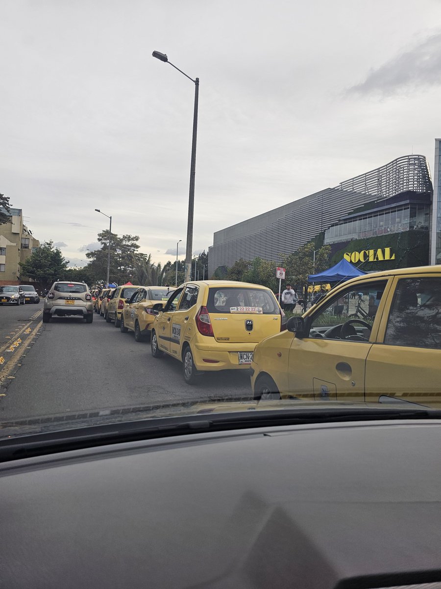 tafaache's tweet photo. Este es el típico político que va arma el show, se toma la foto pero el problema sigue. Esto es de hacerlo todos los dias hasta que se vuelva costumbre cumplir la ley. https://t.co/OJ4jWhHzRM