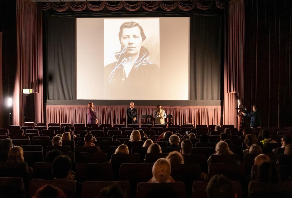 CGILosAngeles's tweet photo. CG @drkjsrini attended the Los Angeles premiere of “JÓZEFA” with writer, director and producer Kathryn Kalucki which recalls the journey of Polish refugees who found safety in India during World War II, thus highlighting a powerful shared chapter of history between the people of India and Poland. CG recalled the small town of Valivade near Kolhapur, which became home to around 5,000 Polish women and children during the war and how that story continues to connect the people of both countries even today.

@MEAIndia @IndianEmbassyUS @IndianDiplomacy @PLinLosAngeles @PolishEmbassyUS @PolandMFA @IndiainPoland @MinOfCultureGoI @ipngovpl @PIB_India

#IndiaInLA #IndiaInUSA #Jozefa #IndiaPoland #SharedHistory #PolishRefugeesInIndia #Valivade #CulturalDiplomacy #LosAngelesPremiere