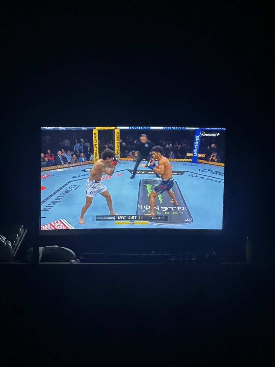 Jay_Trrr's tweet photo. Geeked + UFC,  best combo https://t.co/Rvys4dHOk4