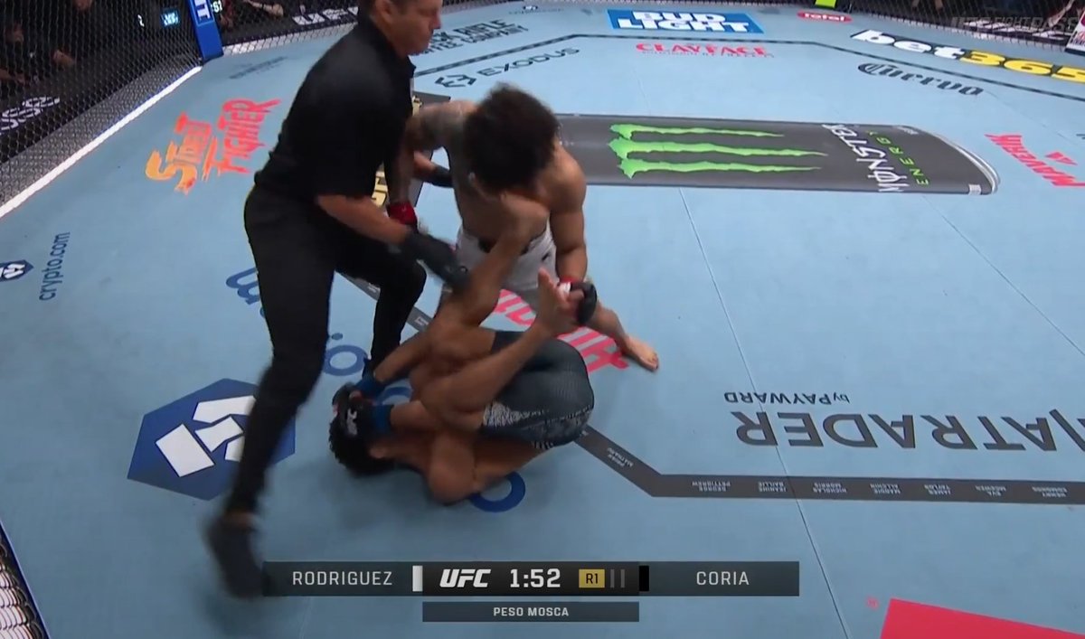 pelunaton's tweet photo. WOOOOOOW!!!

IMANOL RODRIGUEZ NOQUEA ALDEN CORIA CON UN PATADON AL CUERPO EN EL R1!!!!

#UFC332 #UFCHBOMax https://t.co/0fVkyqxqE0