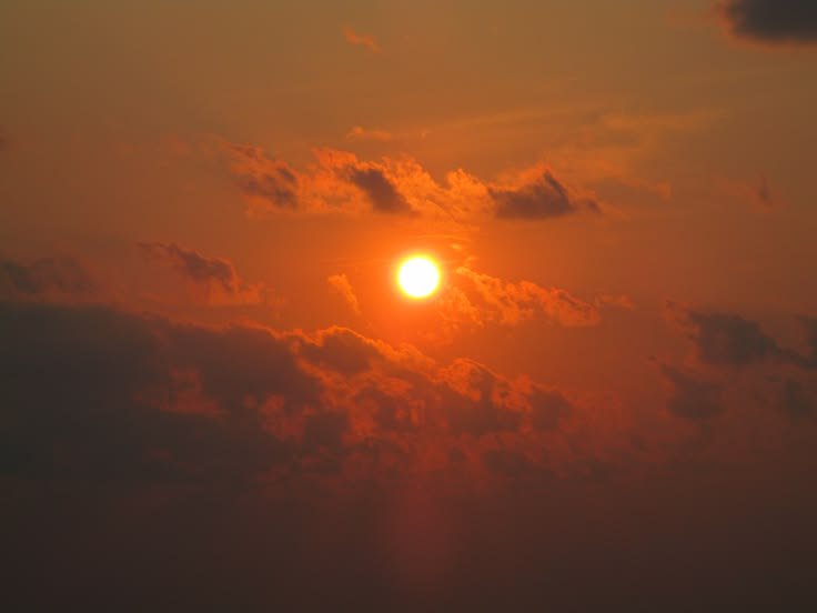 Martentwstoc's tweet photo. Acho incrível como o por do sol é tão igual mas tão diferente de lugar para lugar, e eu sempre acabo lembrando o quão longe eu vim com isso... perdi o jogo https://t.co/IHbvVDjhzQ