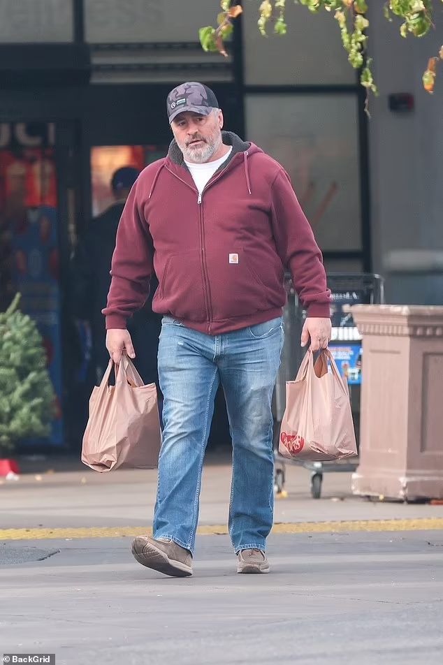 ChandlerBing_12's tweet photo. The most recent picture of Matt LeBlanc,

Joey just doing some shopping. https://t.co/vREmDcTL7Q