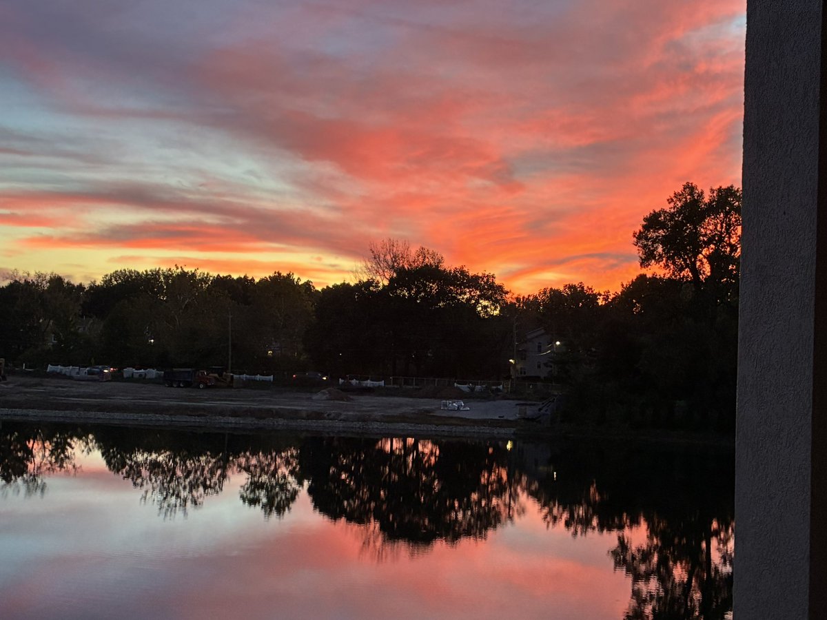 HummingBird57's tweet photo. It’s that time of year when we get these gorgeous sunsets over the lake. https://t.co/u9Z4gHasin