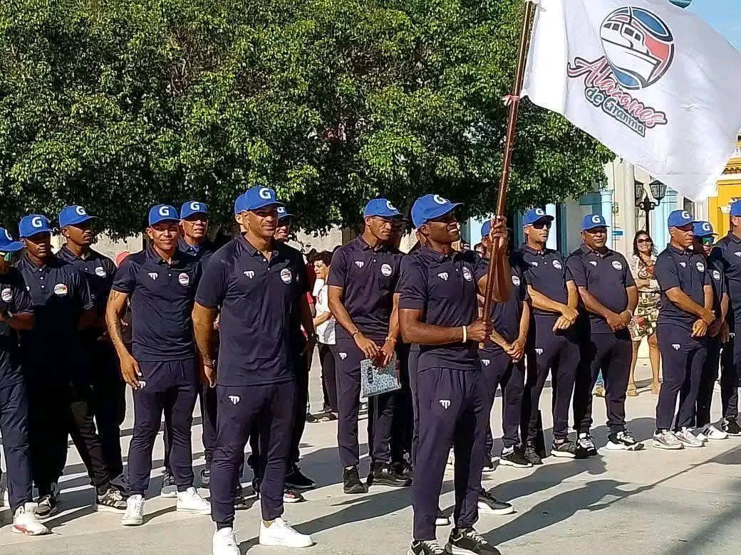 PresidenteYara's tweet photo. #AbanderamientoDelEquipoGranma
⚾️🐴 Acompañamos a nuestros #Alazanes con la confianza de que el esfuerzo, la disciplina y el amor por esta tierra los conducirán a grandes resultados.
¡Éxitos, campeones!
#Yara los acompaña y apoya en cada desafío. https://t.co/NP62FNf17V