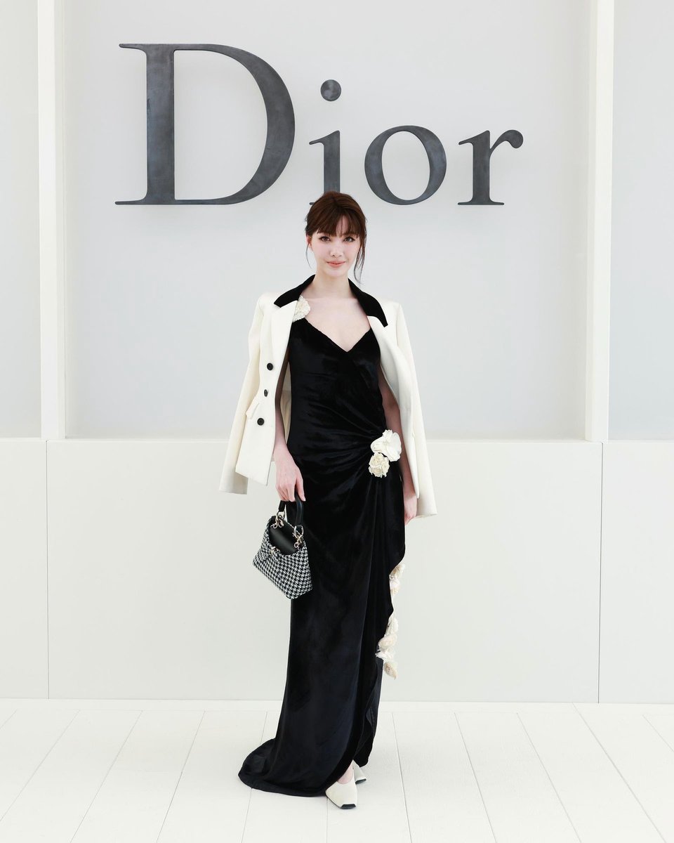noinakungkung9's tweet photo. Dior Summer 2027 at PFW feels more expressive with Orm Kornnaphat @ormmormm with Lingling Kwong. @linglingsirilak a warm fashion moment gives the moment a clear identity.

#LinglingKwong #OrmKornnaphat
#LingOrmDiorSummer27 #LingOrm
#Dior #DiorSummer27 #PFW
@Dior https://t.co/MYDDD3MGf2