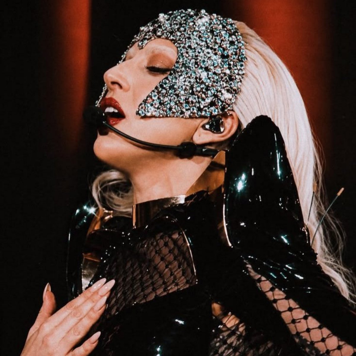 PopHubOfficial's tweet photo. 🚨| According to the same insider who announced Lady Gaga's 'The Mayhem Ball Film' on Netflix, the project will also feature the music video for 'Shape Of A Woman', which will include cameos by former supermodels Cindy Crawford, Naomi Campbell, Christy Turlington, and Linda Evangelista, as part of the promotional campaign leading up to the 2027 Oscars.