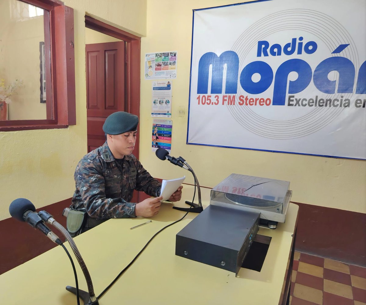 RelCiv's tweet photo. Se desarrolló programa radial "La Voz del Guerrero Milenario" en Radio Mopán 105.3 FM, ubicada en el Barrio el Centro, Melchor de Mencos, Petén, con el tema: “Día Internacional del Niño y Aniversario de la Primera Brigada de Infantería GLGL”.

GUERREROS MILENARIOS https://t.co/KaiYs01R6q