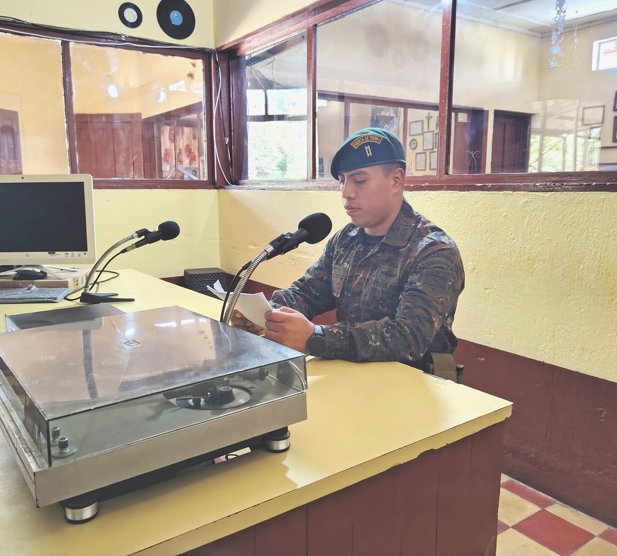 RelCiv's tweet photo. Se desarrolló programa radial "La Voz del Guerrero Milenario" en Radio Mopán 105.3 FM, ubicada en el Barrio el Centro, Melchor de Mencos, Petén, con el tema: “Día Internacional del Niño y Aniversario de la Primera Brigada de Infantería GLGL”.

GUERREROS MILENARIOS https://t.co/KaiYs01R6q