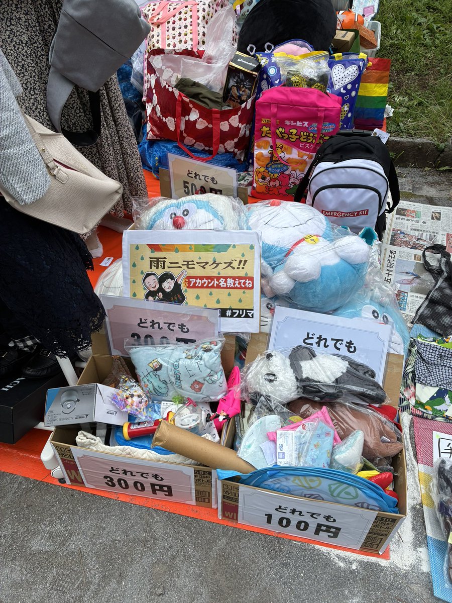 yumiemon115's tweet photo. 思ったよりも陳列に難儀しています😭物が溢れていやす！ハンガー壊れかかってます😭
ちなみにＮｏ．4区画です！
スタートから投げ売りします！ https://t.co/LnLQ16kPOp