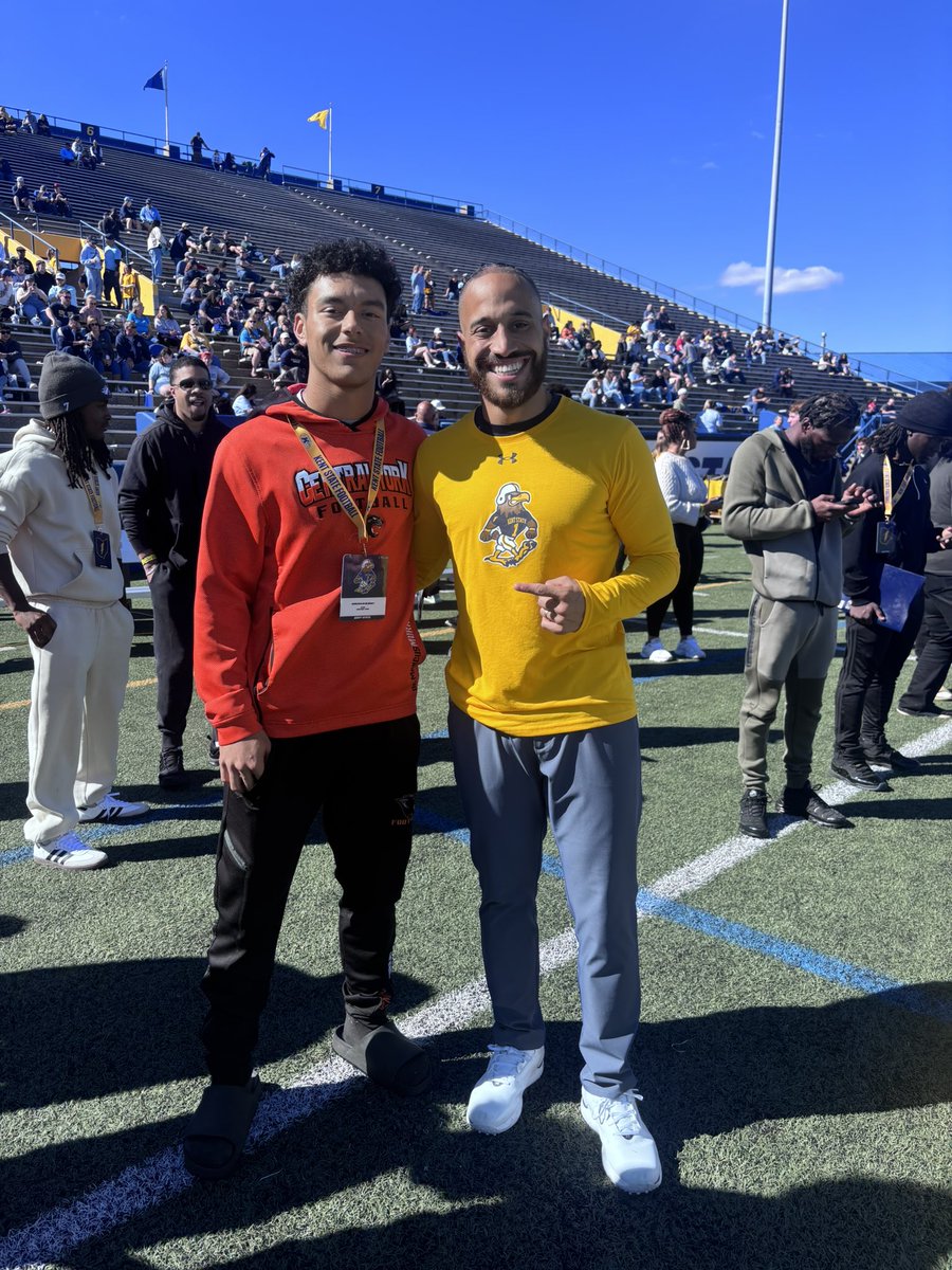 DeMarcusMurray6's tweet photo. After a great visit and conversation with @CoachIsaacVance I am blessed to receive my first division 1 offer from Kent State University! Thank you! @CoachCorey_ @coachmacarney @centralyorkFB @CoachMooneyCY @KentStFootball @KentStAthletics https://t.co/jyZDQDjHNt
