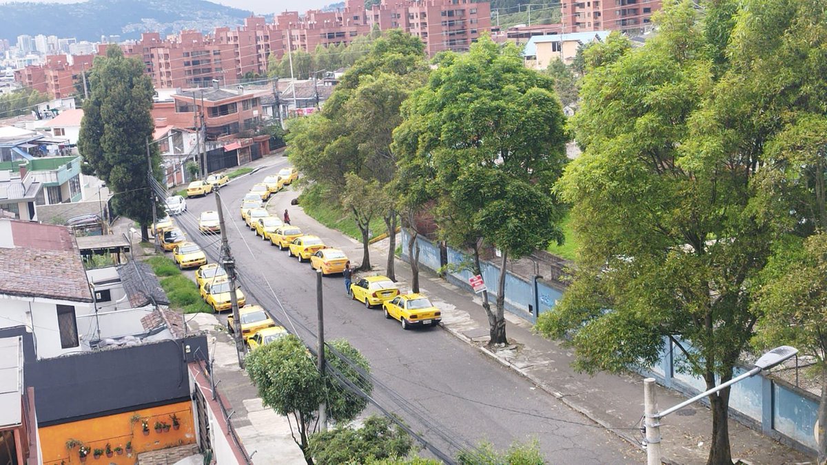 BarrioGranda's tweet photo. Parque Francisco Cruz Miranda (entre Mañosca y Villalengua) tenemos este problema constante. Se cambian en la calle, usan las paredes de baño, jaba de cervezas y se instalan. Ni hablar de el caos que ocasionan usando los dos lados de la vía para parquearse.@amcquito POR FAVOR https://t.co/l0ACDms5bh