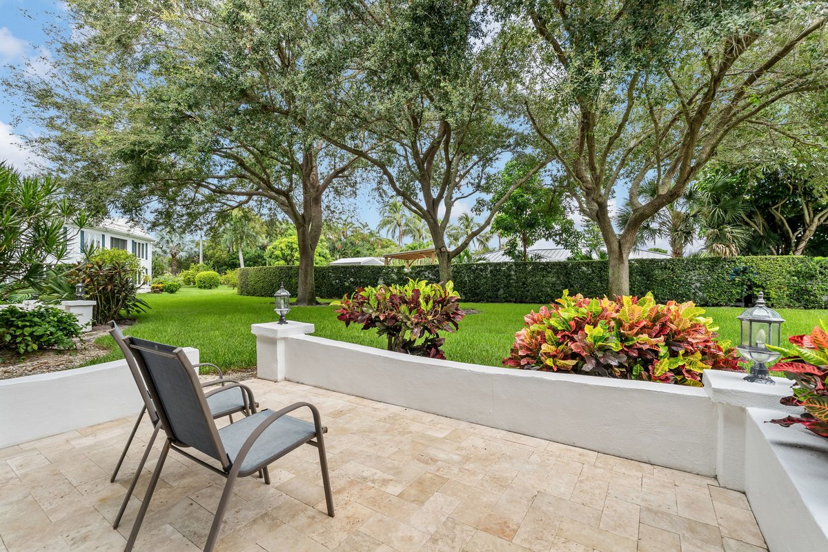 NaplesA1Realtor's tweet photo. NEW listing in Palm River, Naples FL.  2 bed/2 bath, white kitchen, 1 car garage,  recent A/C, 1,600 sq ft.  Travertine patio overlooking landscaping.  Offered at $299,000.  Janet Santiago|Premiere Plus Realty Janetsellsnaples@gmail.com https://t.co/dQhYFDrfTz