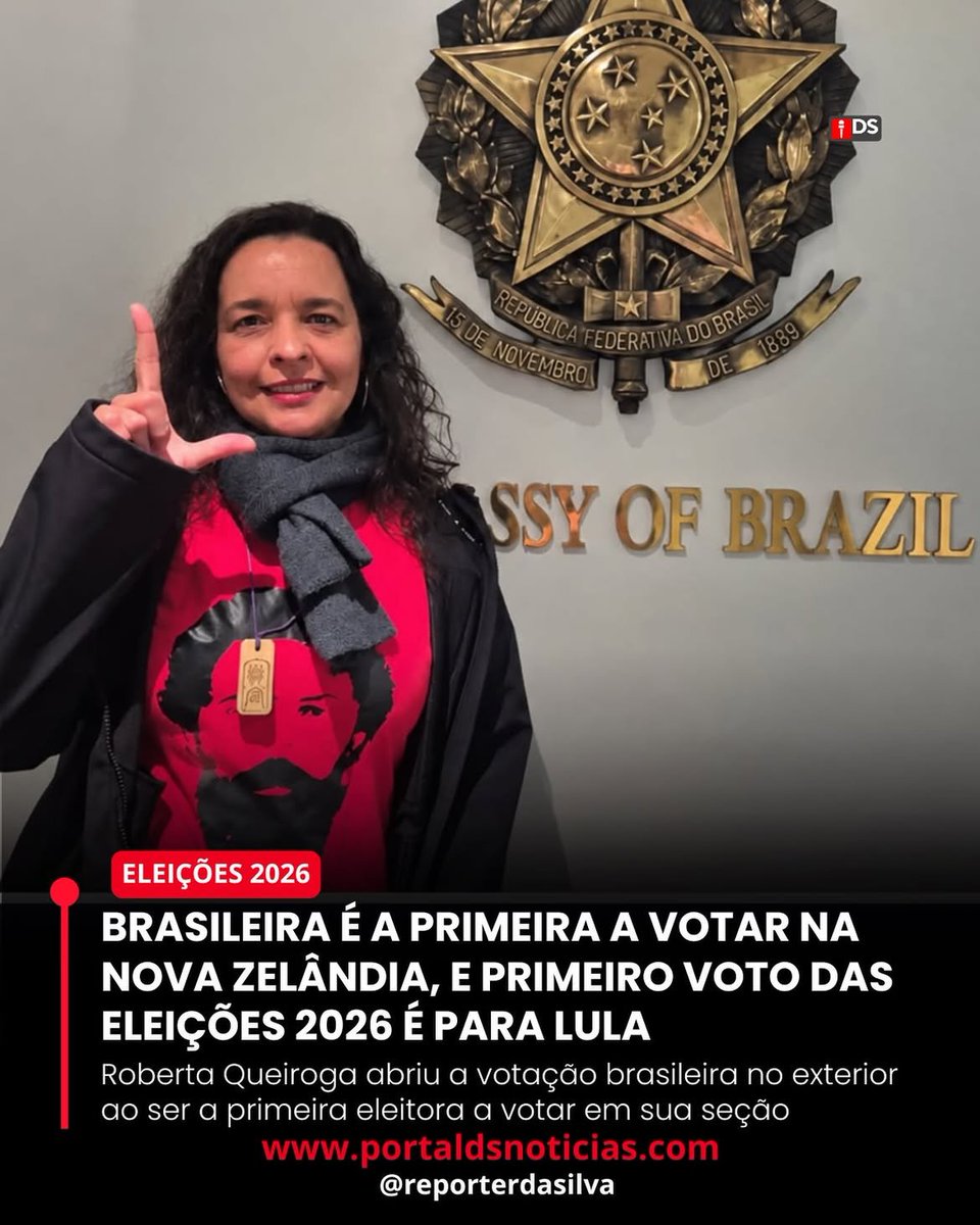 MachadoDarlon's tweet photo. NÃO ESTÁ NO BRASIL E AINDA  QUER QUE A GENTE SE LASQUE AQUI.👌🤮
VIR PRO BRASIL VOCÊ NÃO QUER NÉ VAGABA ! 🤡😡👉👹🚩
A brasileira Roberta Queiroga foi a primeira eleitora a votar nas eleições de 2026 em uma seção na Nova Zelândia, onde o primeiro voto registrado no exterior foi destinado ao candidato Luiz Inácio Lula da Silva. Por causa do fuso horário, a Nova Zelândia esteve entre os primeiros locais do mundo a iniciar a votação para brasileiros que vivem fora do país. As urnas foram abertas às 8h do horário local, correspondendo às 16h deste sábado (3) no horário de Brasília. A votação dos brasileiros no exterior segue o horário local de cada país, conforme as regras estabelecidas pelo Tribunal Superior Eleitoral (TSE).