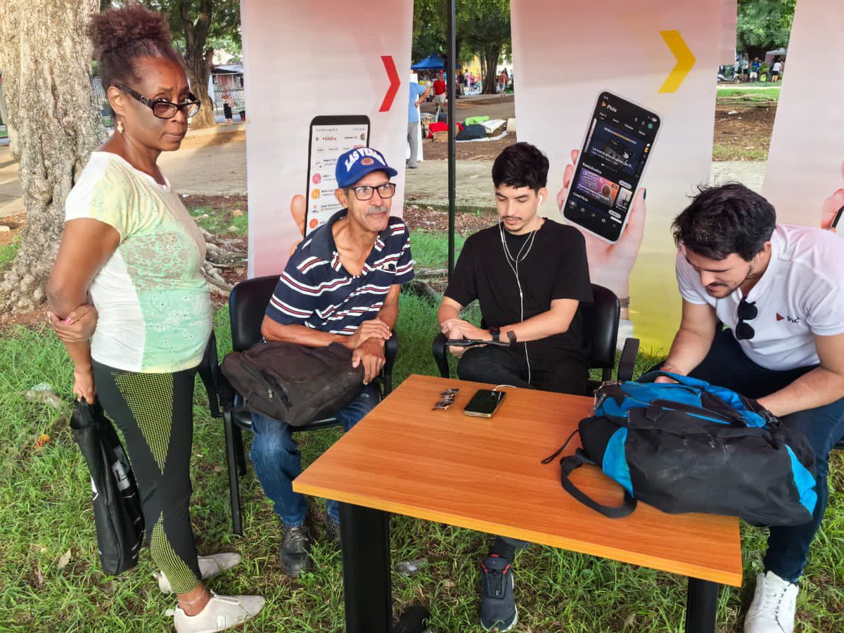 MayraArevich's tweet photo. El sistema @MincomCuba sigue llevando la transformación digital a la comunidad: hoy @Empresa_Z17 en Feria del Parque Lennon del Vedado ofreció excelente oportunidad para hacerse usuarios de PICTA, TODUS y APKLIST y habilitar otros servicios digitales📲🖥️.
#ConectadosALoNuestro🇨🇺 https://t.co/Xc0hpF7SQX