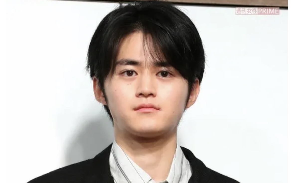 abel_syatiku's tweet photo. 【あまりに不憫】
全国316館で公開された映画『藁にもすがる獣たち』が、興行収入「約2,500万円」と大苦戦。
「大爆死」と囁かれる絶望的な数字の裏で、観た人からは「今年一番面白い」と絶賛の嵐が吹き荒れる、異様な事態になっています。

■ 衝撃の低空飛行
鈴鹿央士、森七菜、成宮寛貴など実力派が集結。
316館という大規模公開ながら、初動3日間の成績は、
大コケと言われた他作品の半分にも届かない、まさかの数字。
『ちいかわ』や『踊る』などの巨大ヒット作に挟まれ、
日の目を見ないままスクリーンから消えようとしています。

■ 観客満足度は「今年最高」
しかし、映画館を訪れた人々の感想は驚くべき内容です。
「全てが綺麗に繋がる快感」「森七菜の悪女っぷりに痺れた」
「興行が悪いのが意味不明なほど傑作」
広告が届いていないだけで、中身は“本物”であるという
SNSでの熱い口コミが、いま静かに広がり始めています。

■ 逆転のシナリオはあるか？
かつての大ヒット作『国宝』も、初週は振るわず口コミで化けました。
このまま「数字」だけで葬り去るには、あまりにも惜しすぎる110分。
スタッフもキャストも「藁にもすがる思い」で、
奇跡の巻き返しを信じています。

■ ポイント
・316館公開で興収2,500万円（約2,500万円）という屈辱
・しかしSNSでの口コミ評価は2026年トップクラス
・10年ぶりに銀幕復帰した成宮寛貴の怪演も必見

「数字」が必ずしも「質」を証明するわけじゃない。
隠れた名作を見逃したくない人はリポスト！