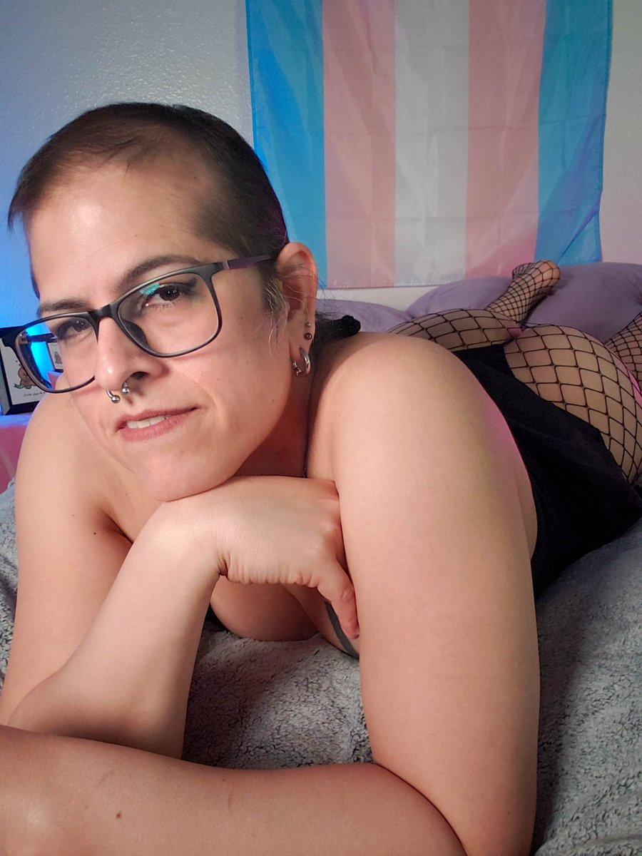 Lorealign's tweet photo. Get cozy with a goth girl?

#trans #altgirl #fishnets #lipstick https://t.co/3koBTvJHlT