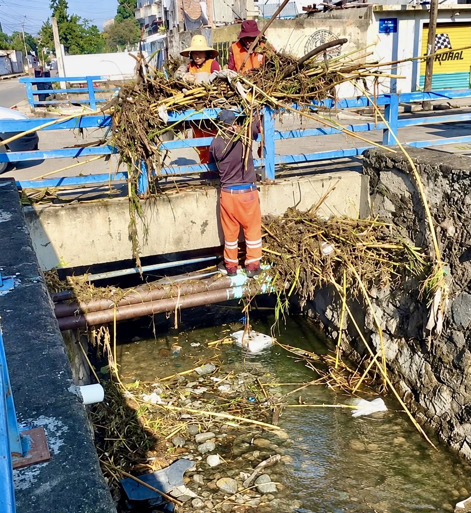 PueblaAyto's tweet photo. Para prevenir riesgos durante la temporada de lluvias, el Gobierno de la Ciudad, a través de @LimpiaPue y el Comité Tláloc, realizó la limpieza y el retiro de residuos en el canal de Álamos Vista Hermosa. 🌧️🧹

Garantizar la seguridad de las familias es prioridad del presidente @pepechedrauimx. 💧✨