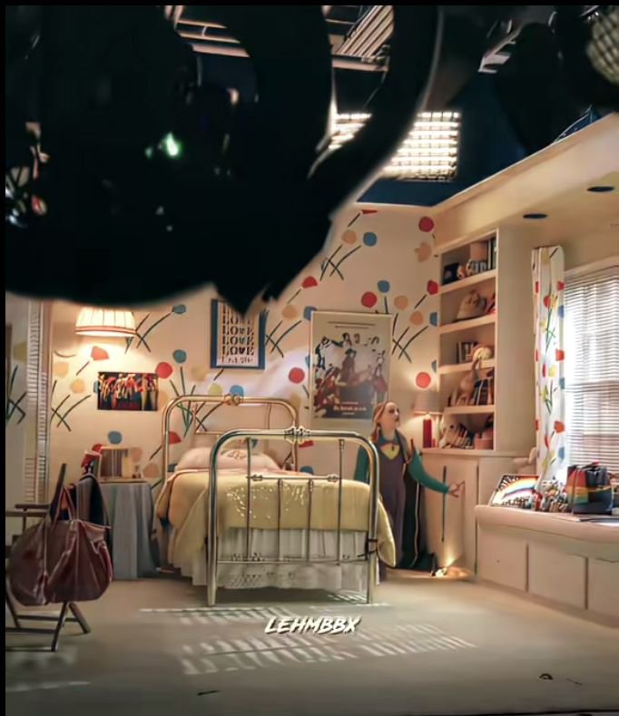 KIIWIIZIN's tweet photo. Okay, but when were you guys going to tell me that in the movie End of the Street there's a blanket that's exactly like the wall in Holly's room??? https://t.co/gqQVU7fDvV