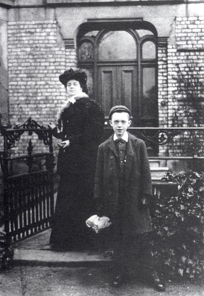 Stan_And_Ollie's tweet photo. Stan Laurel's mother died while they lived in Glasgow. 
Madge Jefferson is buried in Cathcart cemetery, Glasgow https://t.co/n9oGNozyBe