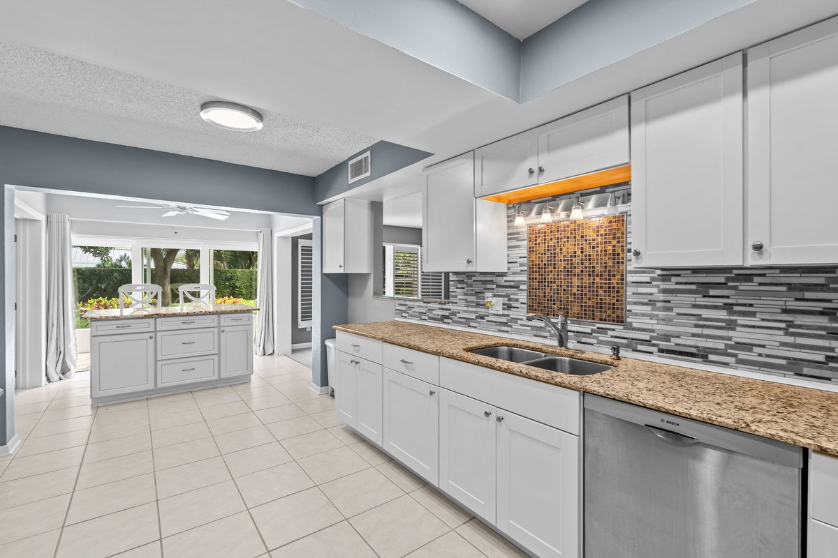 NaplesA1Realtor's tweet photo. NEW listing in Palm River, Naples FL.  2 bed/2 bath, white kitchen, 1 car garage,  recent A/C, 1,600 sq ft.  Travertine patio overlooking landscaping.  Offered at $299,000.  Janet Santiago|Premiere Plus Realty Janetsellsnaples@gmail.com https://t.co/dQhYFDrfTz