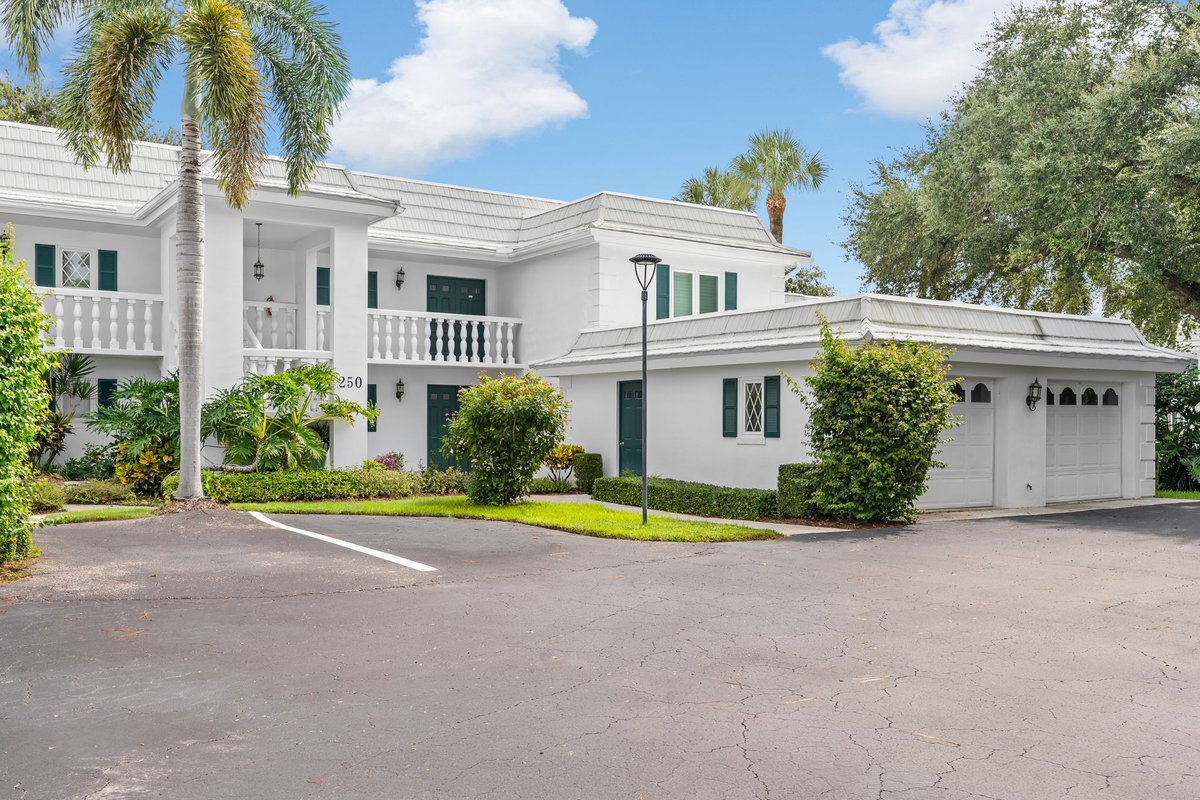 NaplesA1Realtor's tweet photo. NEW listing in Palm River, Naples FL.  2 bed/2 bath, white kitchen, 1 car garage,  recent A/C, 1,600 sq ft.  Travertine patio overlooking landscaping.  Offered at $299,000.  Janet Santiago|Premiere Plus Realty Janetsellsnaples@gmail.com https://t.co/dQhYFDrfTz