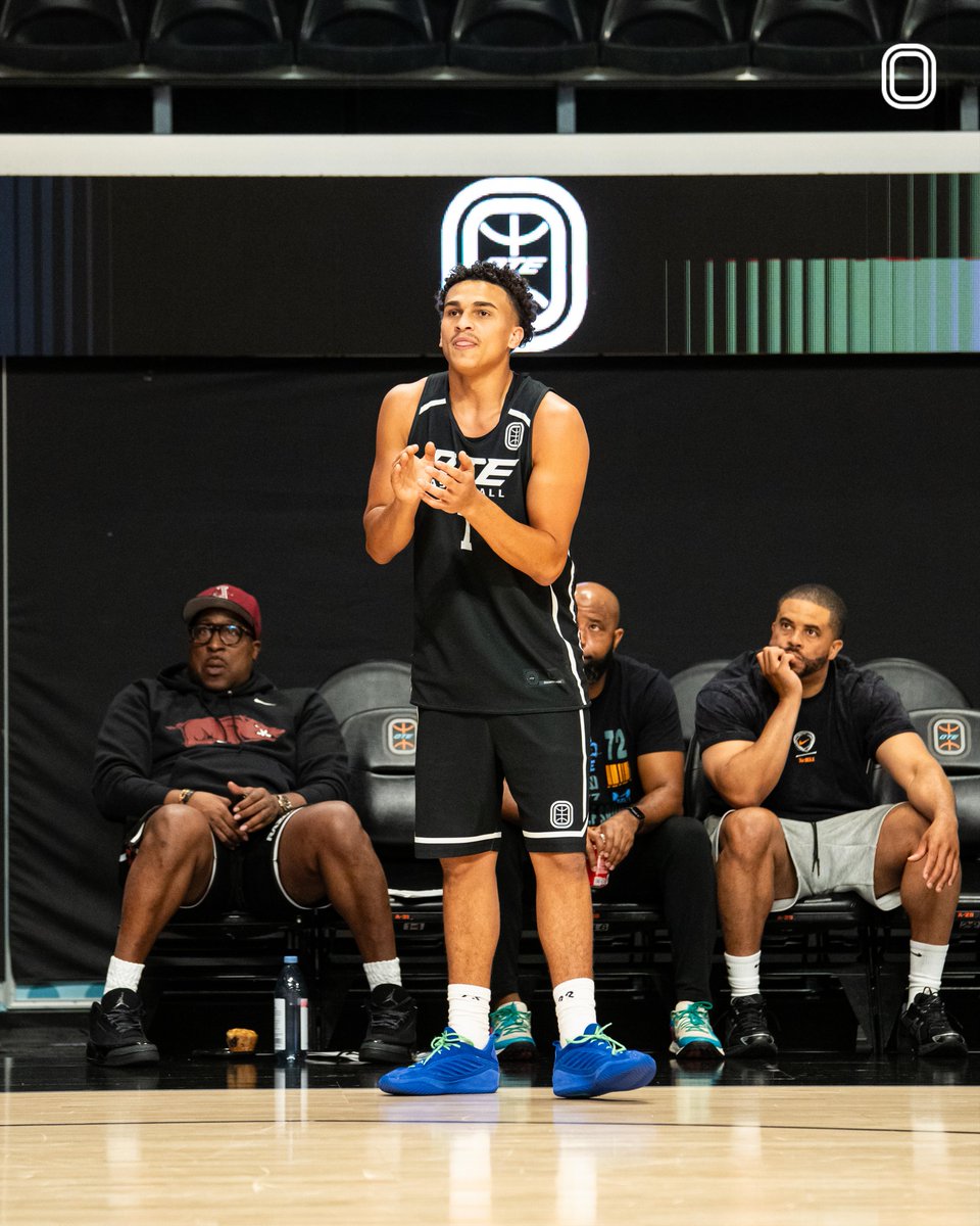 rodgerbohn's tweet photo. 6'3 '28 Tai Bell of #OTE Cold Hearts / @jetacademyeybl showed why he's elite two way PG at @OvertimeElite Pro Day.Elite at utilizing shoulders through contact,puts 38.5 inch vertical to work,&can make high level passes w/either hand.
More on @Ballislife
https://t.co/ze8aoqkSbO https://t.co/Bf1ChRlgUY
