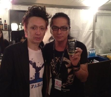 A_T_M_K_unaju's tweet photo. #超激レアショット誰と誰
ヒント：ヴィジュアル系の黎明期から活躍するヴィジュアル系を代表する2バンドのカリスマギタリスト2人による貴重なツーショット写真📸 https://t.co/lRkFhmgigz