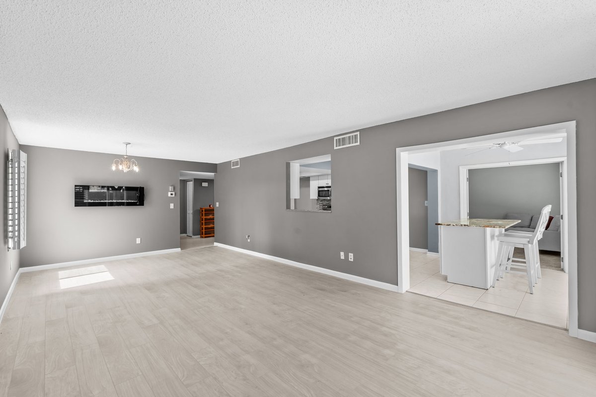 NaplesA1Realtor's tweet photo. NEW listing in Palm River, Naples FL.  2 bed/2 bath, white kitchen, 1 car garage,  recent A/C, 1,600 sq ft.  Travertine patio overlooking landscaping.  Offered at $299,000.  Janet Santiago|Premiere Plus Realty Janetsellsnaples@gmail.com https://t.co/dQhYFDrfTz