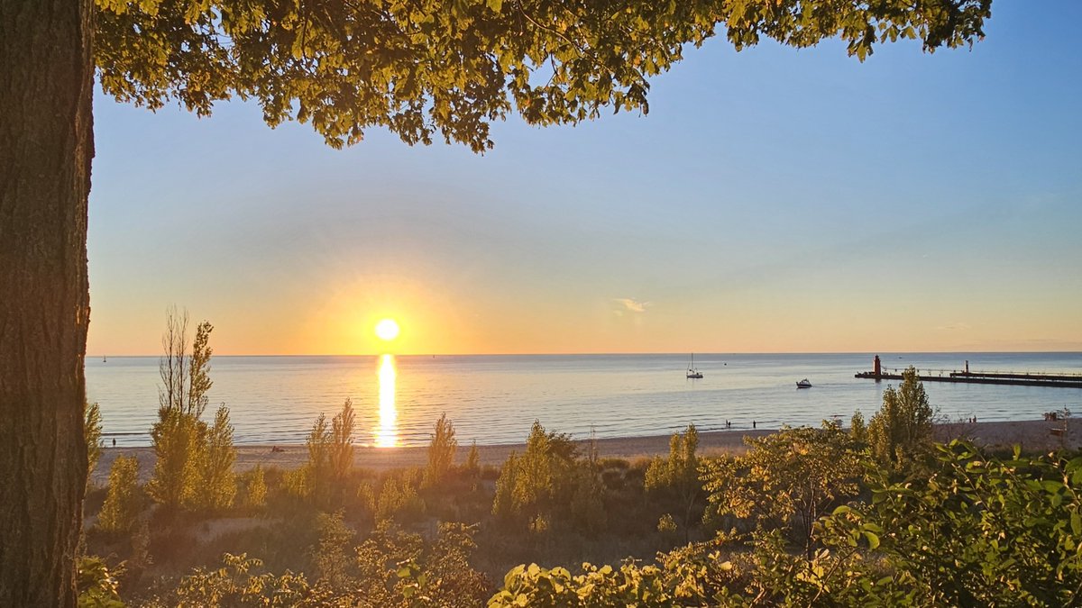kazoo8888's tweet photo. Tonight's evening glow shining bright over Lake Michigan 🌟
South Haven, MI https://t.co/fSXRZPHeeW
