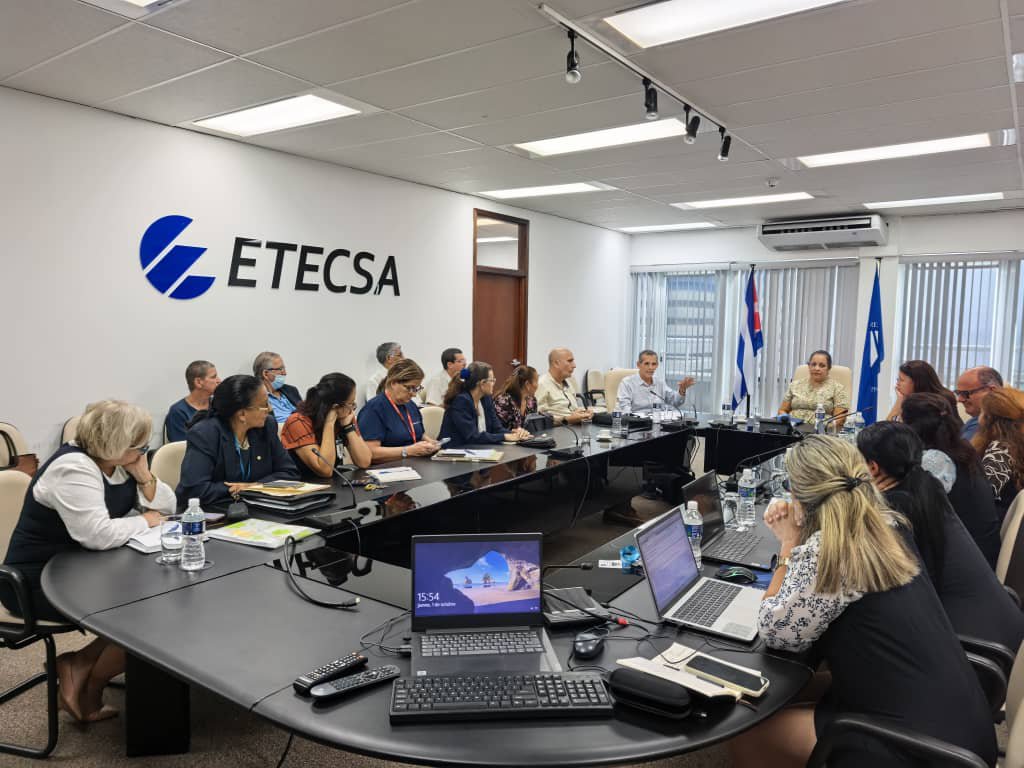 MayraArevich's tweet photo. Nos reunimos en @ETECSA_Cuba para debatir implementación de las Transformaciones. Hay resiliencia en las acciones propuestas para mejorar la calidad del servicio, la habilitación de nuevos servicios y los cambios en la gestión para lograr mayor eficiencia.
#ConectadosALoNuestro🇨🇺 https://t.co/uI1aMaCvYU