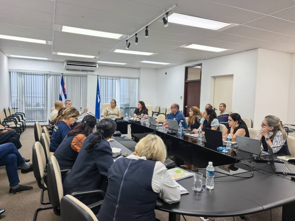 MayraArevich's tweet photo. Nos reunimos en @ETECSA_Cuba para debatir implementación de las Transformaciones. Hay resiliencia en las acciones propuestas para mejorar la calidad del servicio, la habilitación de nuevos servicios y los cambios en la gestión para lograr mayor eficiencia.
#ConectadosALoNuestro🇨🇺 https://t.co/uI1aMaCvYU
