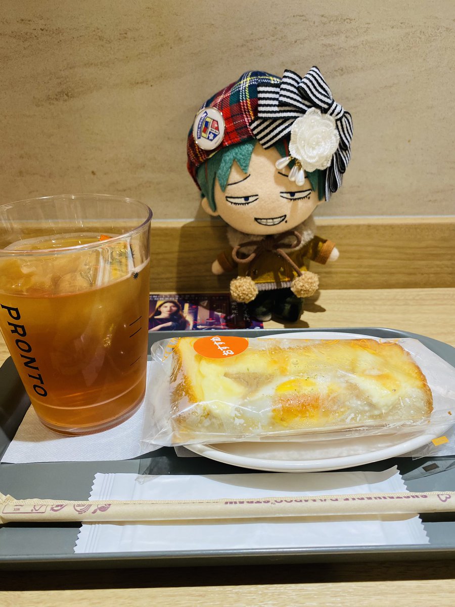 23tsugumu's tweet photo. おはようございますしょ。
駅で朝ごはんワクワク。今日ちょっと天気悪いのが残念しょ。 https://t.co/LyYUJFmbWC
