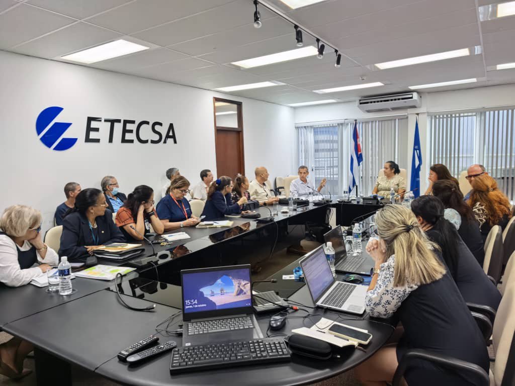 MayraArevich's tweet photo. Nos reunimos en @ETECSA_Cuba para debatir implementación de las Transformaciones. Hay resiliencia en las acciones propuestas para mejorar la calidad del servicio, la habilitación de nuevos servicios y los cambios en la gestión para lograr mayor eficiencia.
#ConectadosALoNuestro🇨🇺 https://t.co/uI1aMaCvYU
