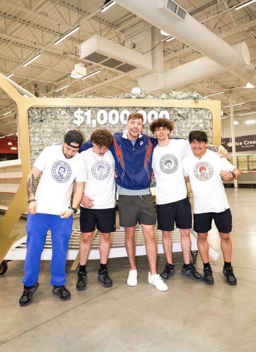 AlertaNews24's tweet photo. 🇲🇽🇺🇸 | El mexicano Juan García ganó el reto del youtuber MrBeast tras permanecer encerrado durante más de 200 días en un supermercado de Carolina del Norte en EEUU. https://t.co/HzFJgqouz8