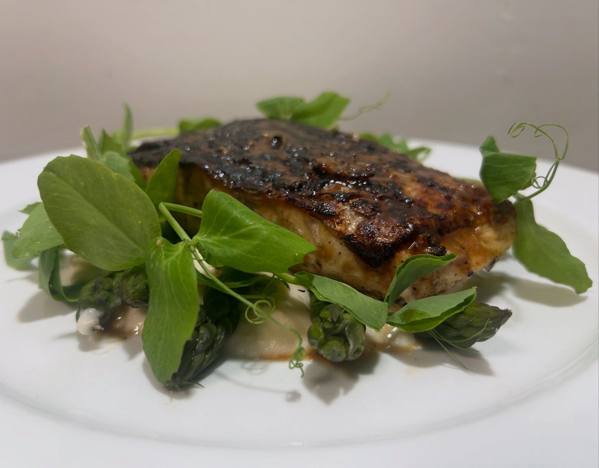 gomichild's tweet photo. Miso Barramundi, Asparagus, White Bean Purรฉe, Pea Tendrils
#food #foodporn #dinner https://t.co/HKweVWfODU