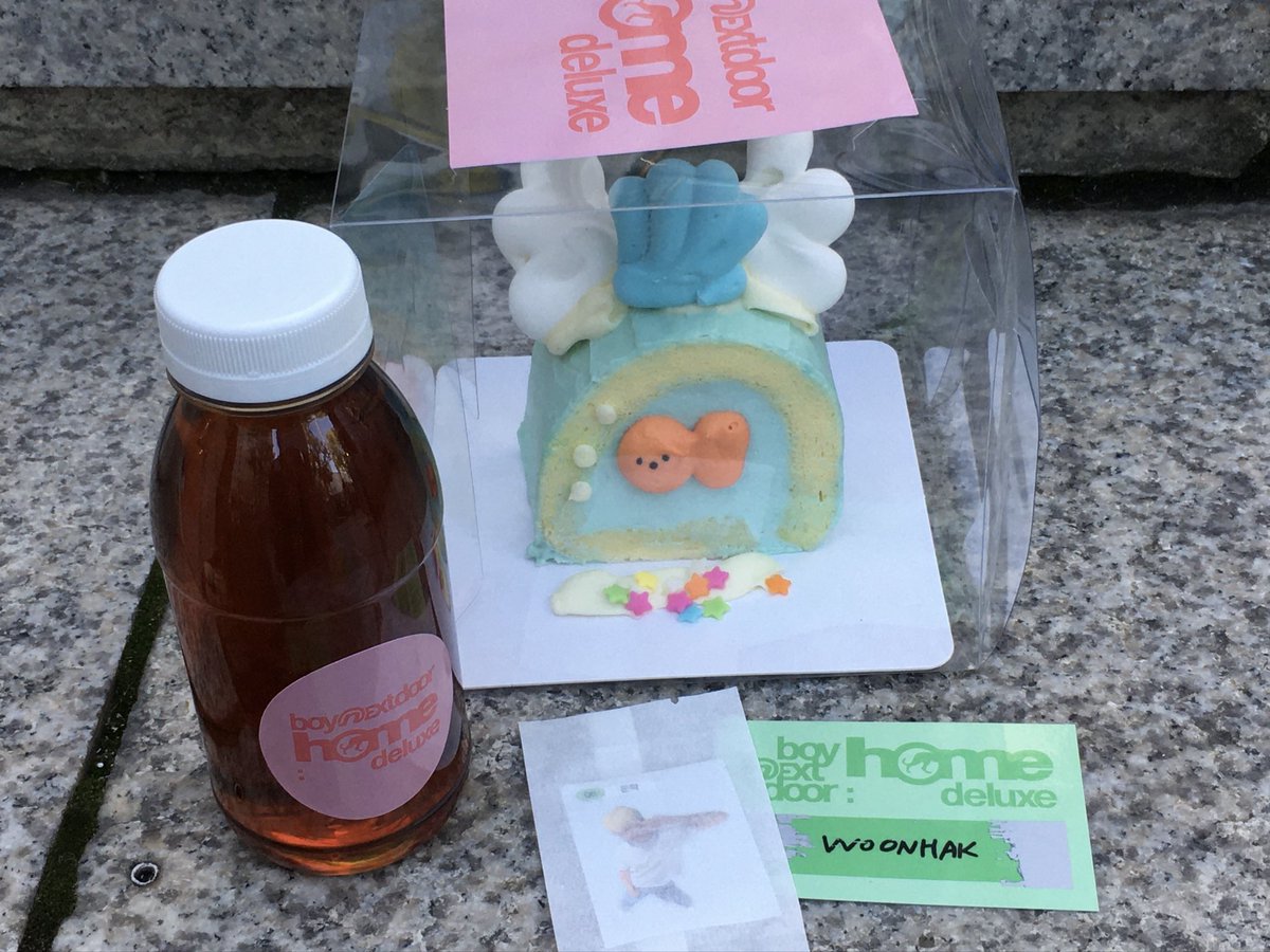 smstaesan's tweet photo. IMUT BANGET….. hadiah buat ONEDOOR yang dateng ke pre-record INKIGAYO hari ini ada cake bentuk ikan di dalem fish bowl gitu, terus ada es teh sama sticker random per-member! https://t.co/looNWYNBFF