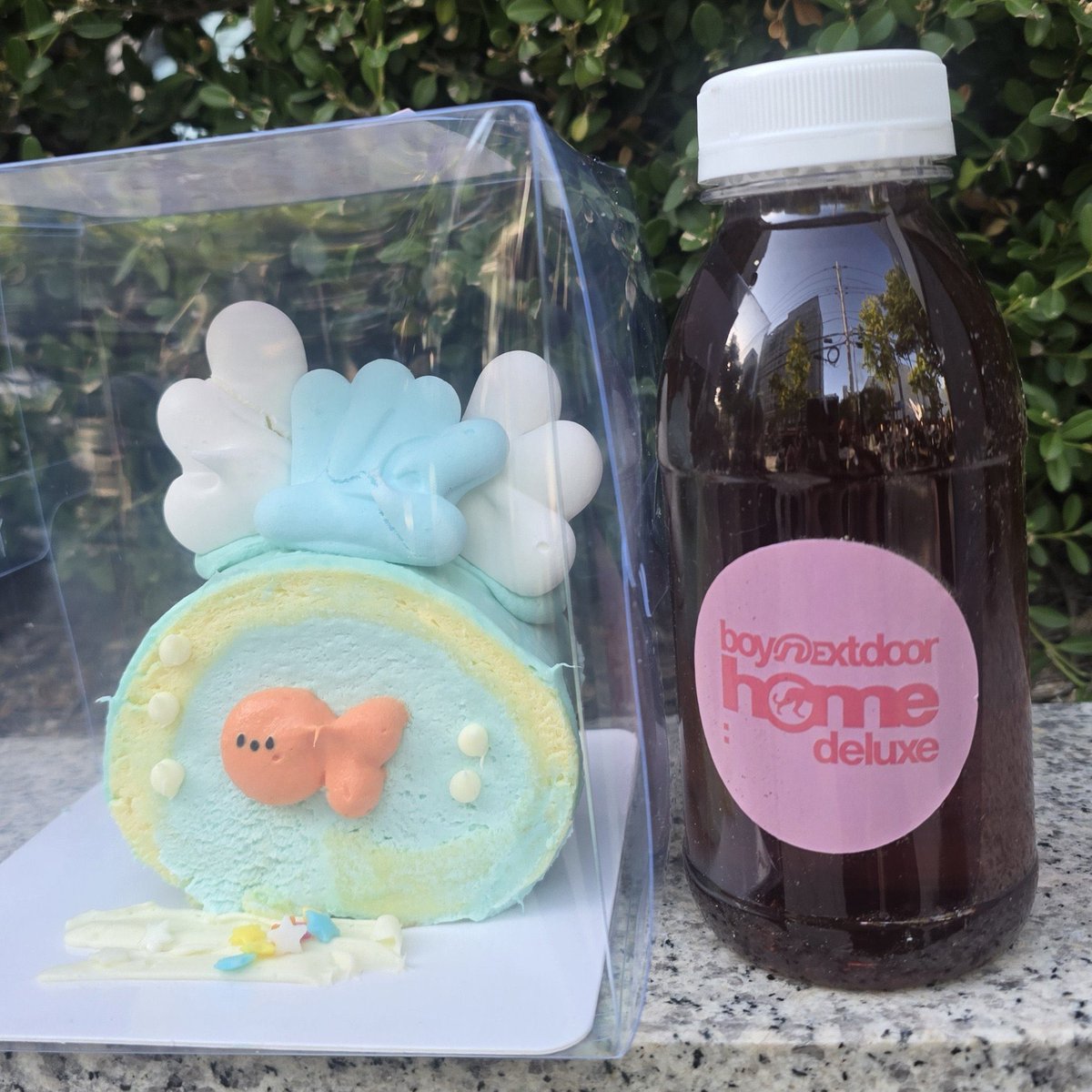 smstaesan's tweet photo. IMUT BANGET….. hadiah buat ONEDOOR yang dateng ke pre-record INKIGAYO hari ini ada cake bentuk ikan di dalem fish bowl gitu, terus ada es teh sama sticker random per-member! https://t.co/looNWYNBFF