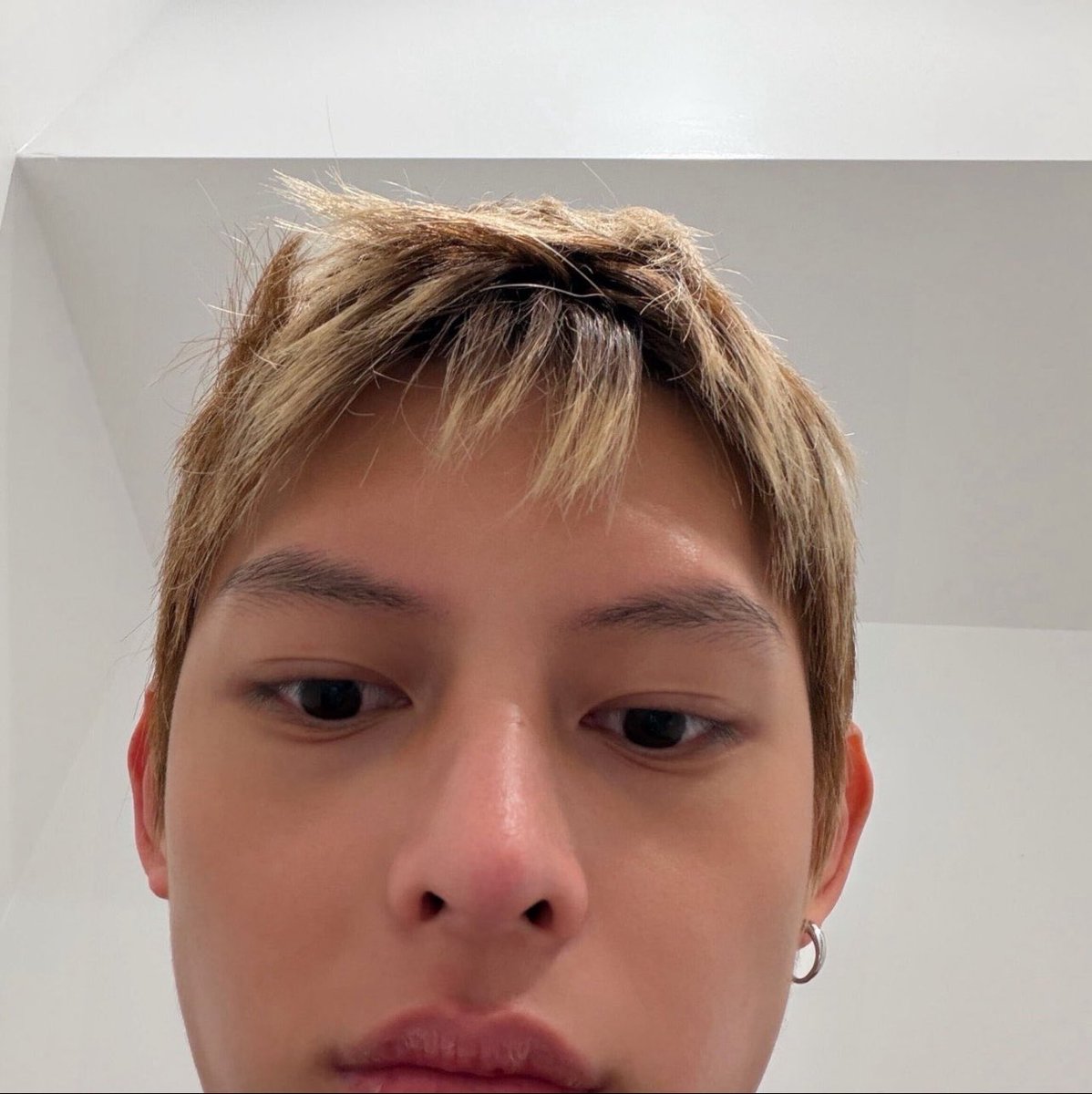 ityufanboy's tweet photo. PARA DE CORTAR O CABELO MDS FO CÉU https://t.co/Njbjia1tpA